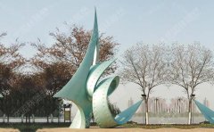 建筑小區(qū)應(yīng)當(dāng)怎樣選擇不銹鋼雕塑？